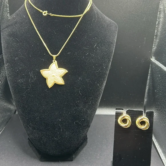 Vintage jewelry box with jewelry selection. Earring, necklaces, ring, etc. - Picture 8 of 16